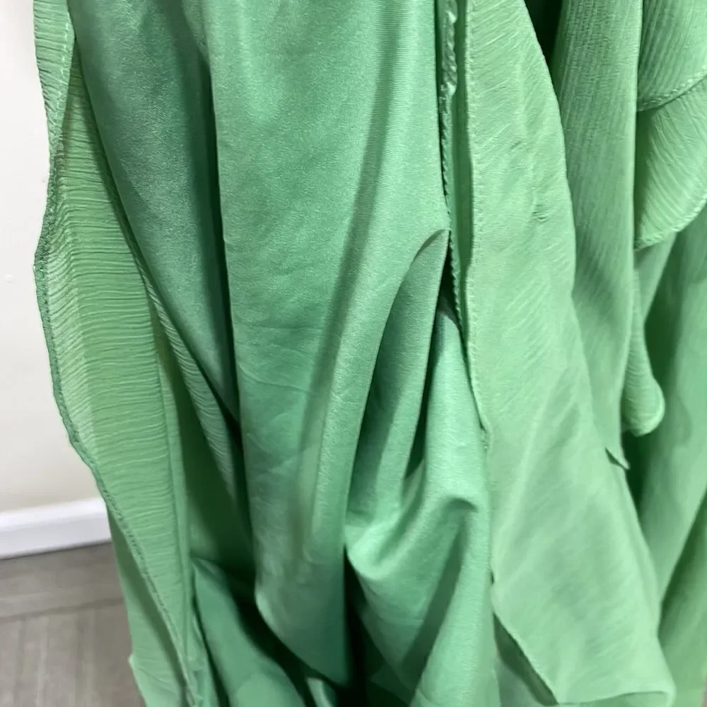 NWOT David’s Bridal semi formal halter green dress. Size 10.  (M).